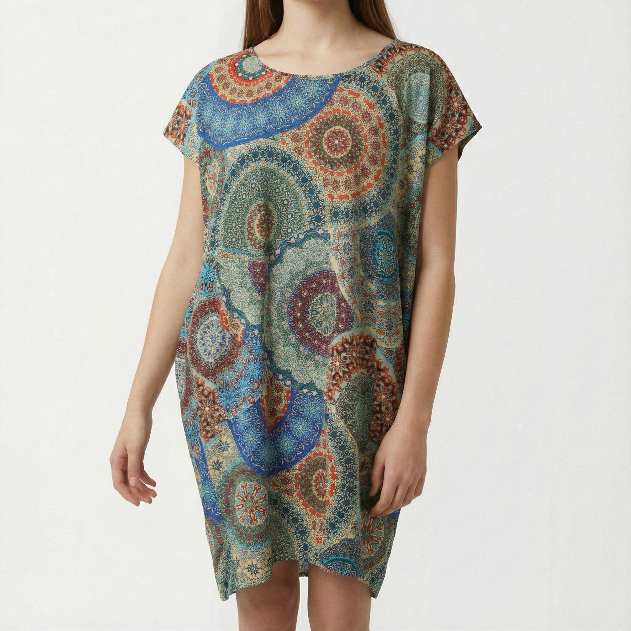 Manta Wayuu corta con estampado de mandalas en colores azul, terracota y verde, de cuello redondo y manga corta.