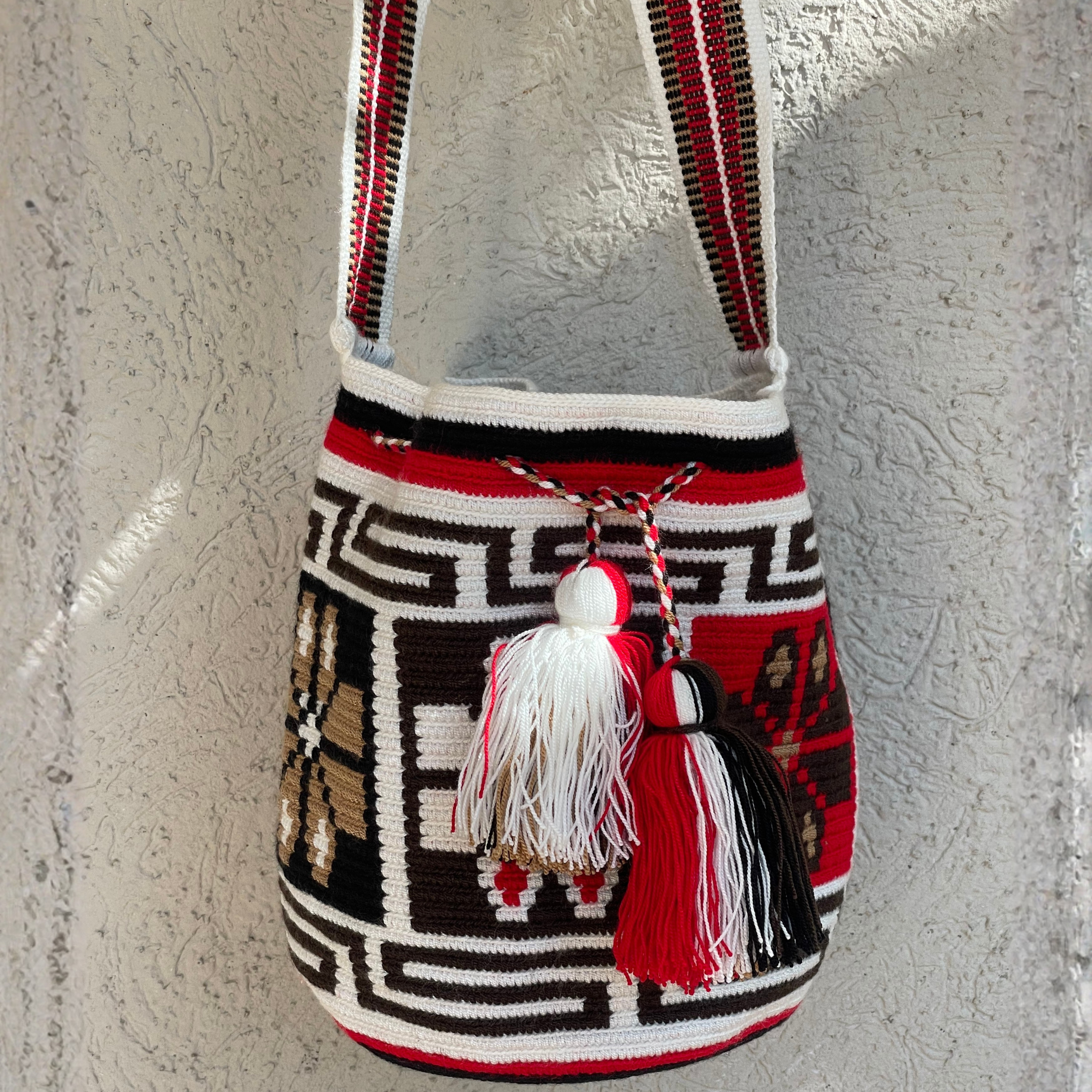 Mochila Wayúu Grande - Diseño Geométrico Blanco, Rojo y Café