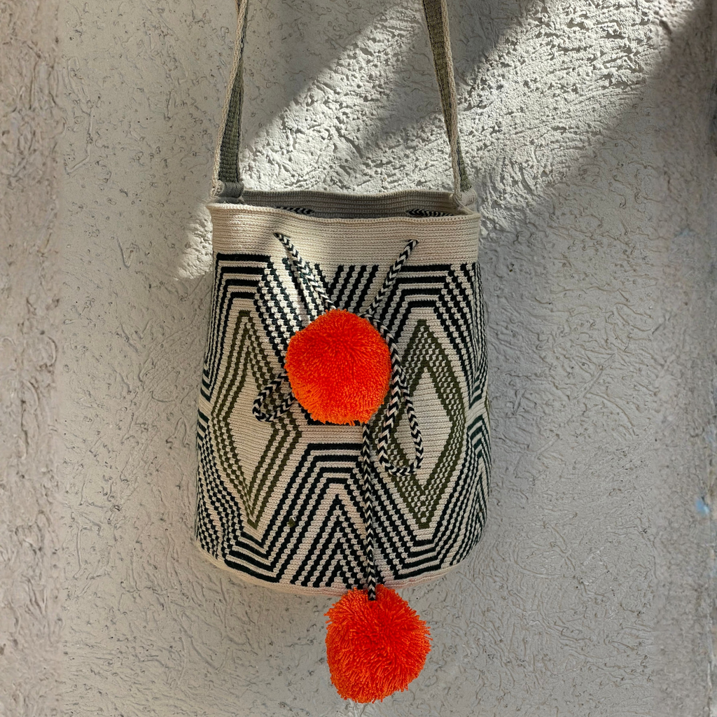 Mochila Wayúu - Diseño Geométrico de Kanaas en Tonos Oliva y Negro con Pompones Naranja