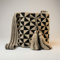 Mochila Wayuu Original - Diseño de Triángulos en Contraste Monocromático