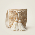 Mochila Wayúu de lujo color crema con bordados florales en relieve, apliques de cristales brillantes, gasa sólida y borlas blancas grandes.