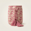 Mochila Wayuu auténtica con patrones geométricos tradicionales (Kanaas) en color rosa pastel y crema, con borlas grandes.